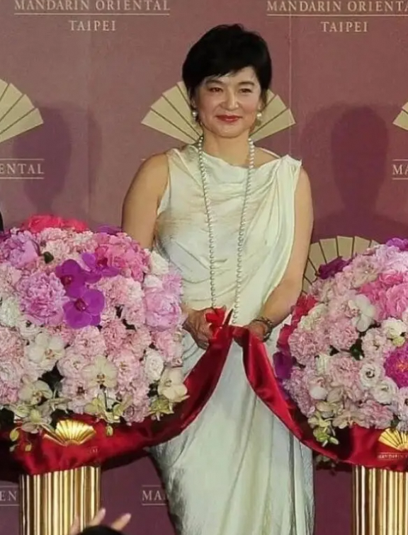 林青霞短发白裙造型惊艳，微胖身材难掩富贵相