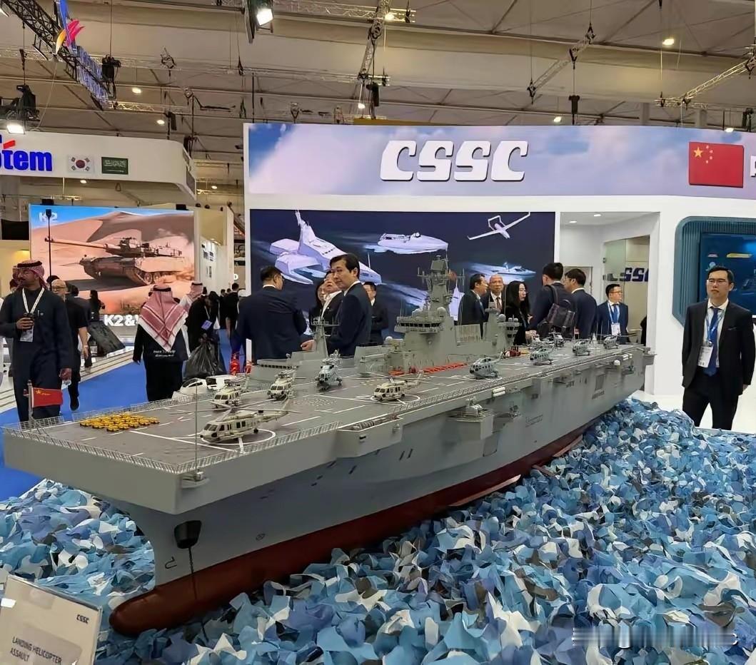 沙特防务展，中国不仅展出了两栖攻击舰，而且直接把现役主力075型的外贸版——07
