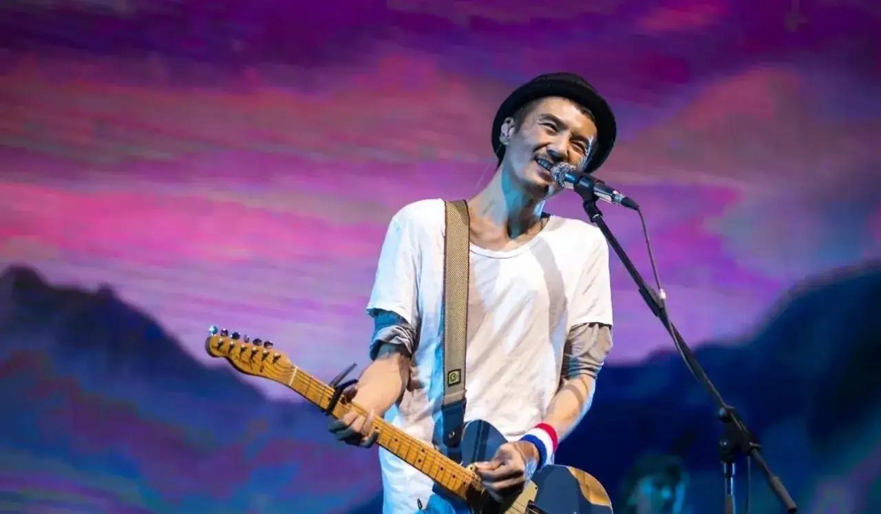 他爸是搞航天科学的院士，他妈是国内第一代计算机专家。结果俩人捣鼓了一辈子精密仪器