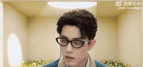 我一直以为肖战的骨子里，刻的是顾一野那种军人的方正。是时影那种神祇的悲悯。直