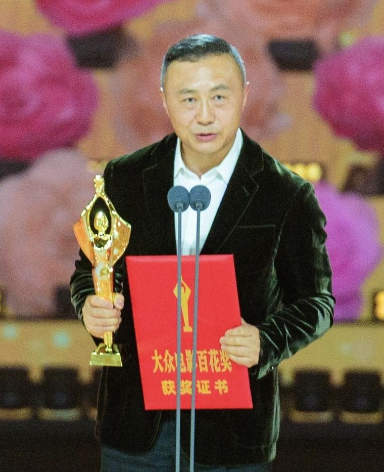 8月10号晚上的百花奖颁奖礼，《哪吒》拿了最佳影片，出品人王长田从后排走上来领奖