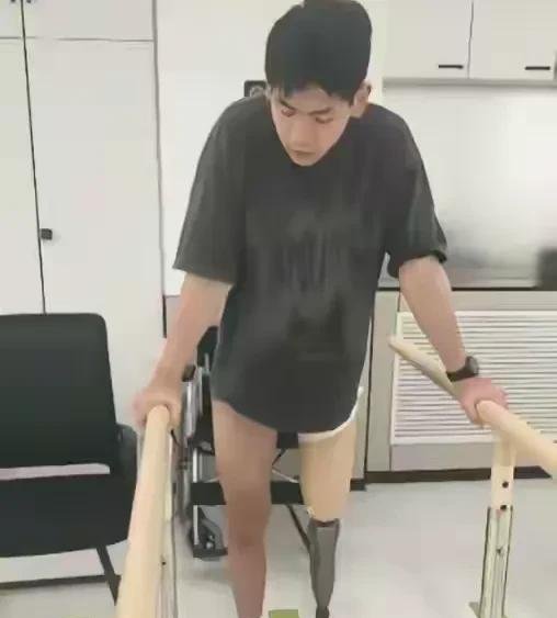速度滑冰运动员王新睿截肢了，实在太可惜！这位十几岁的少年，曾是国内速滑赛道上一颗冉冉升起的新星，斩获