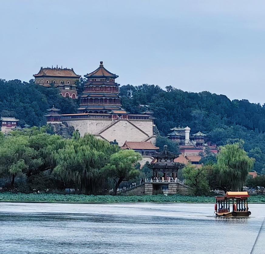 今年国庆节很安静，亲戚朋友之间都没有什么动静，以前过节期间，结婚的，聚会的，拜访