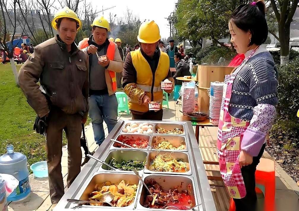 杭州一个卖盒饭的大姐，摊子叫人给掀了。不是收保护费，也不是城管。就是旁边一家快