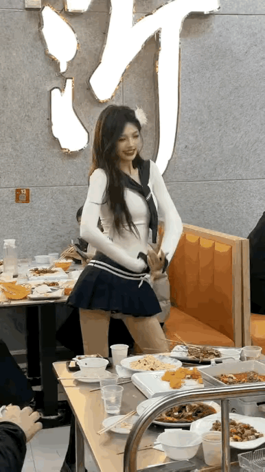 果然男生不管多大都喜欢看美女