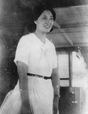董竹君结婚后连生四女，怀第五胎她浑身浮肿，鞋都穿不进。丈夫一脸嫌弃道：“一看，又