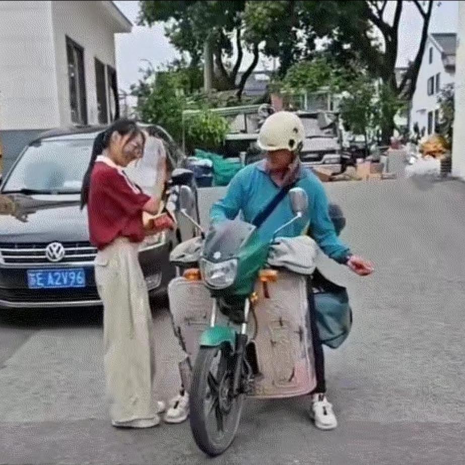 快递小哥的“意外之喜”：一张录取通知书背后的双向奔赴当快递小哥把沉甸甸的录取