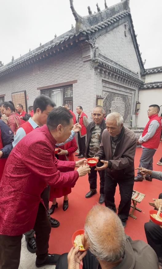 人们常将“名人寿宴”与“盛大排场”挂钩，李树建主席为百岁母亲办寿却打破常