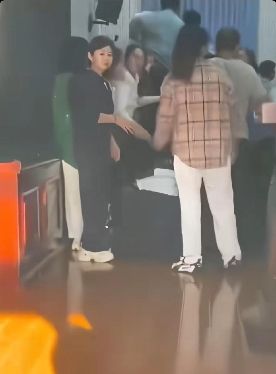 父母跪地上学生踩背上，这是什么愧疚式教育?什么邪教聚会？早就听说了，是某个班