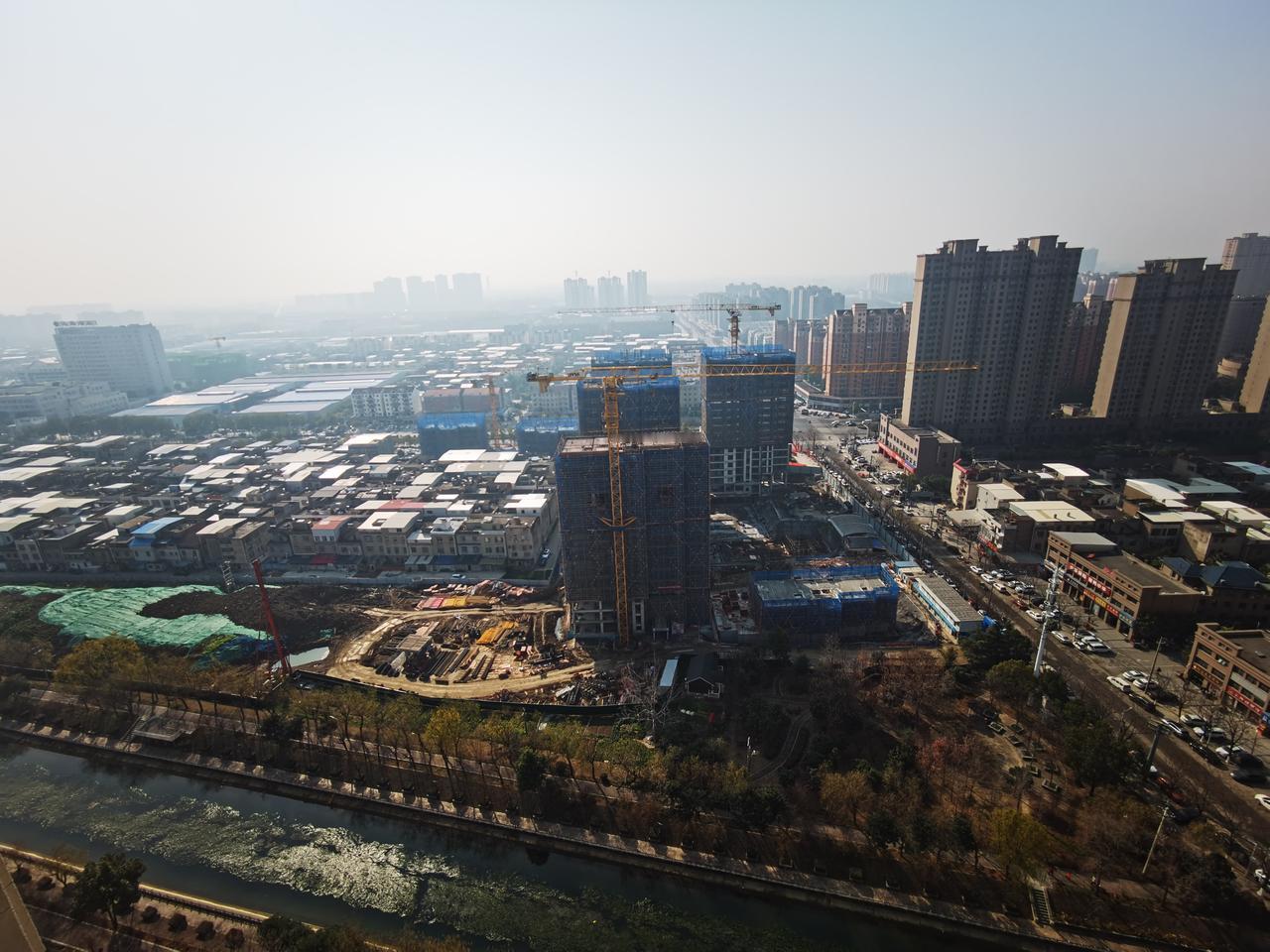 这么多房子，现在还在建。不过，不愁卖的，政府主推“三个10万”政策，即10万农