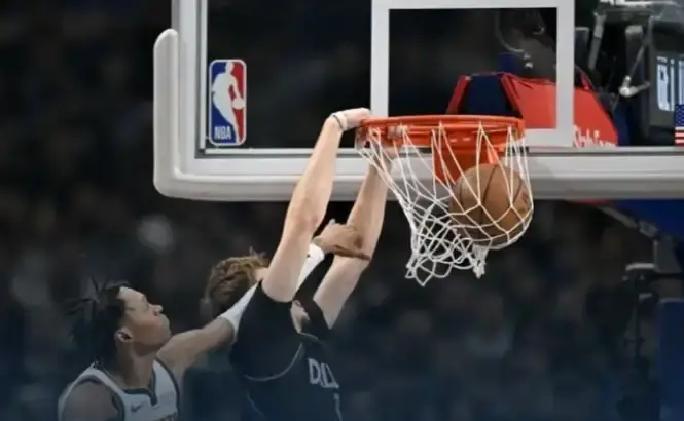 你知道吗？安东尼·戴维斯打中锋三年，膝盖磨损了22%，湖人却还在赢球？现在他