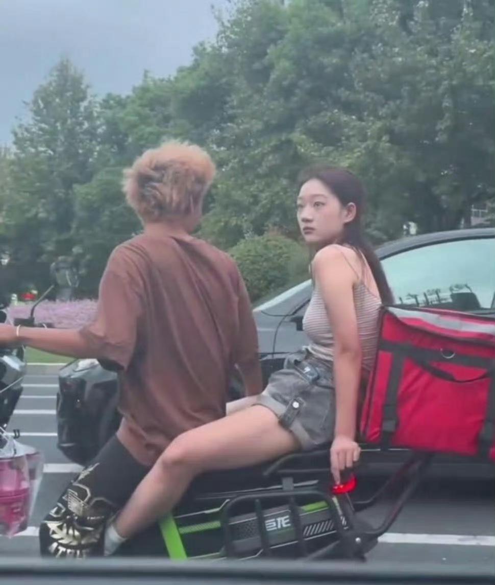 从他开始愿意工作赚钱养她开始，他就已经失去当黄毛的资格了，同时也失去了黄毛的魅力