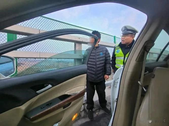 “这个民警必须让他火！”辽宁葫芦岛，男子开车睡着，车辆逆行冲向路边的几名少年。关