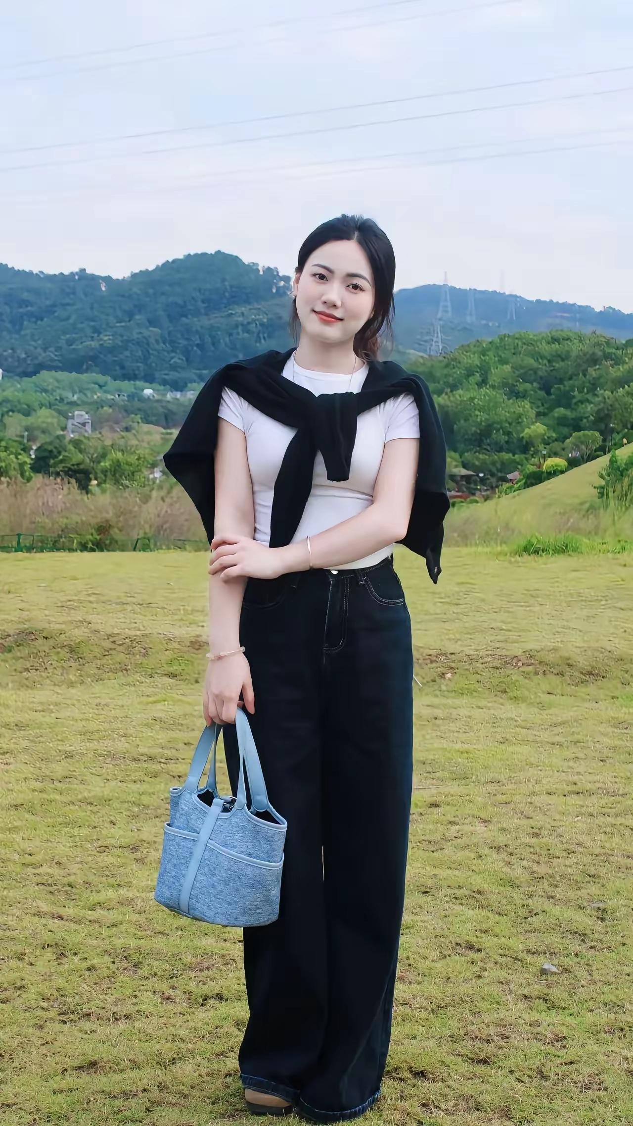 秋来，天高云淡，这般景致里，若有个女子，那便是如画的存在。她一低头的温柔，宛如