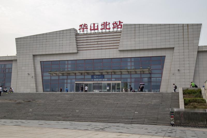 2025年5月15日，张先生在火车站经历了糟心事。列车信息显示屏显示延误，他就没