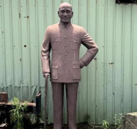 近日，赖清德公然拆除蒋介石像！之前曾耗费千万元新台币，为“台独”分子黄昭堂、黄先
