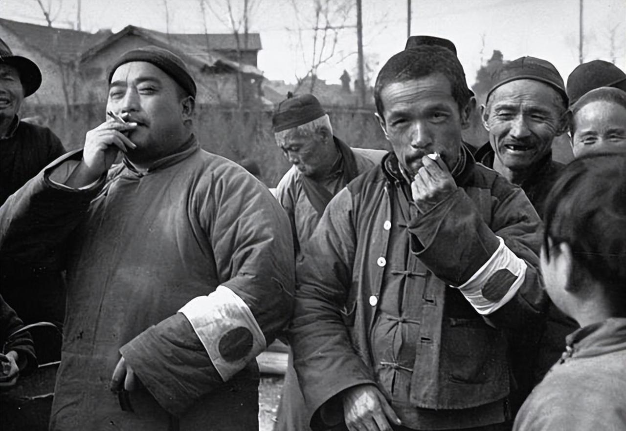 1945年，王英和他的匪军在四成洼村被八路军牢牢包围了起来，他，急得抓耳挠腮，想