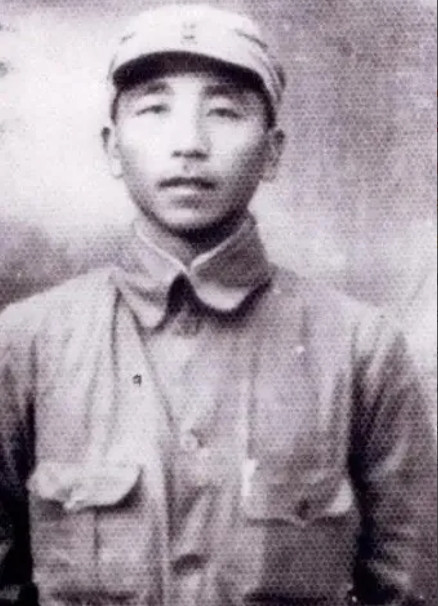 1943年，十几个汉奸押着一名八路军，准备送给鬼子。路上，一个农民将汉奸头子打