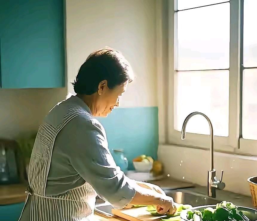 我生儿子时，我爸妈给了2万元。我婆婆从老家赶过来，背了一口袋馍馍，是她自己亲手蒸