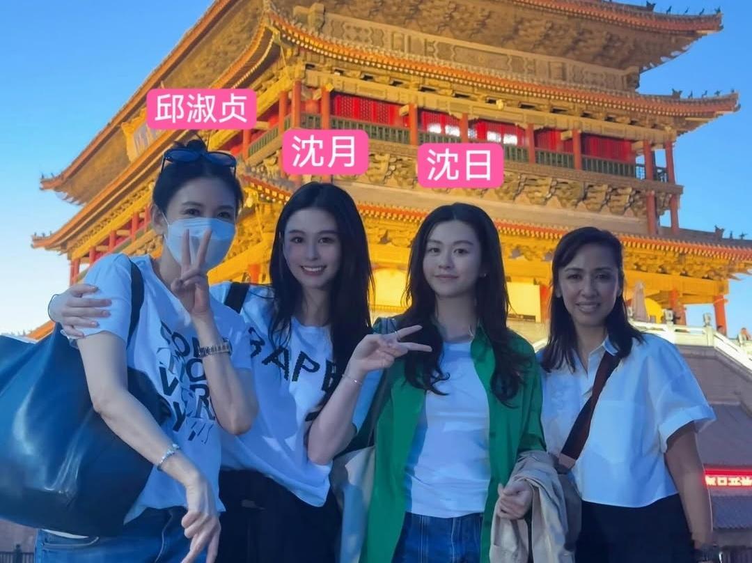 邱淑贞带两个女儿游西安邱淑贞带女儿游西安邱淑贞母女仨游西安古城，56岁妈妈戴口