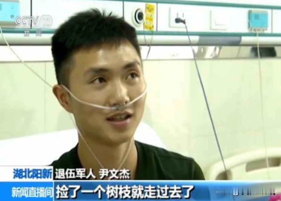 2019年，退伍军人尹文杰在抓小偷时，突然看到了小偷长相，他吃了一惊，赶紧松手，