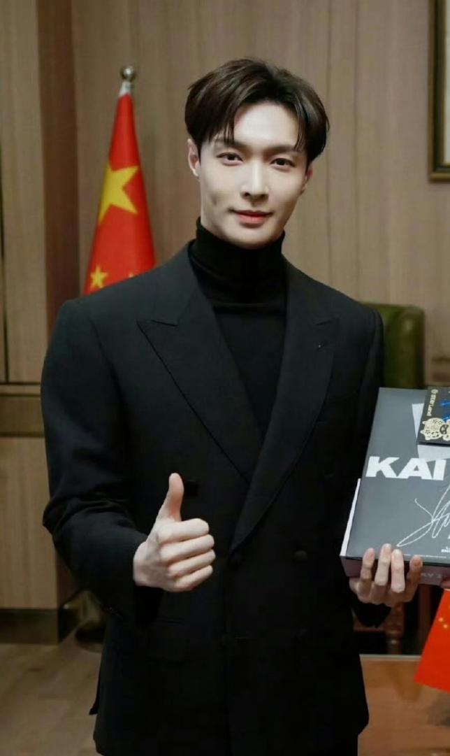 粉丝又给张艺兴拖后腿了前两天有博主爆料张艺兴因为违反话剧院规定被暂停演出一年的