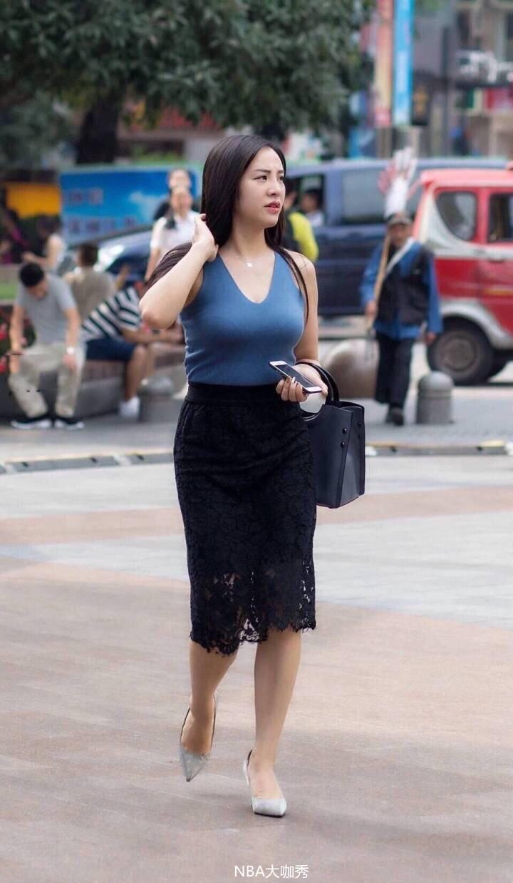 街拍 包臀裙姐姐,成熟的女人更有经验