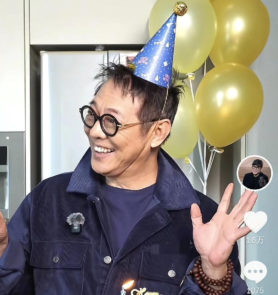 李连杰，太开心了4月26日中午，李连杰发了个视频，画面里的他，真是太开心了。