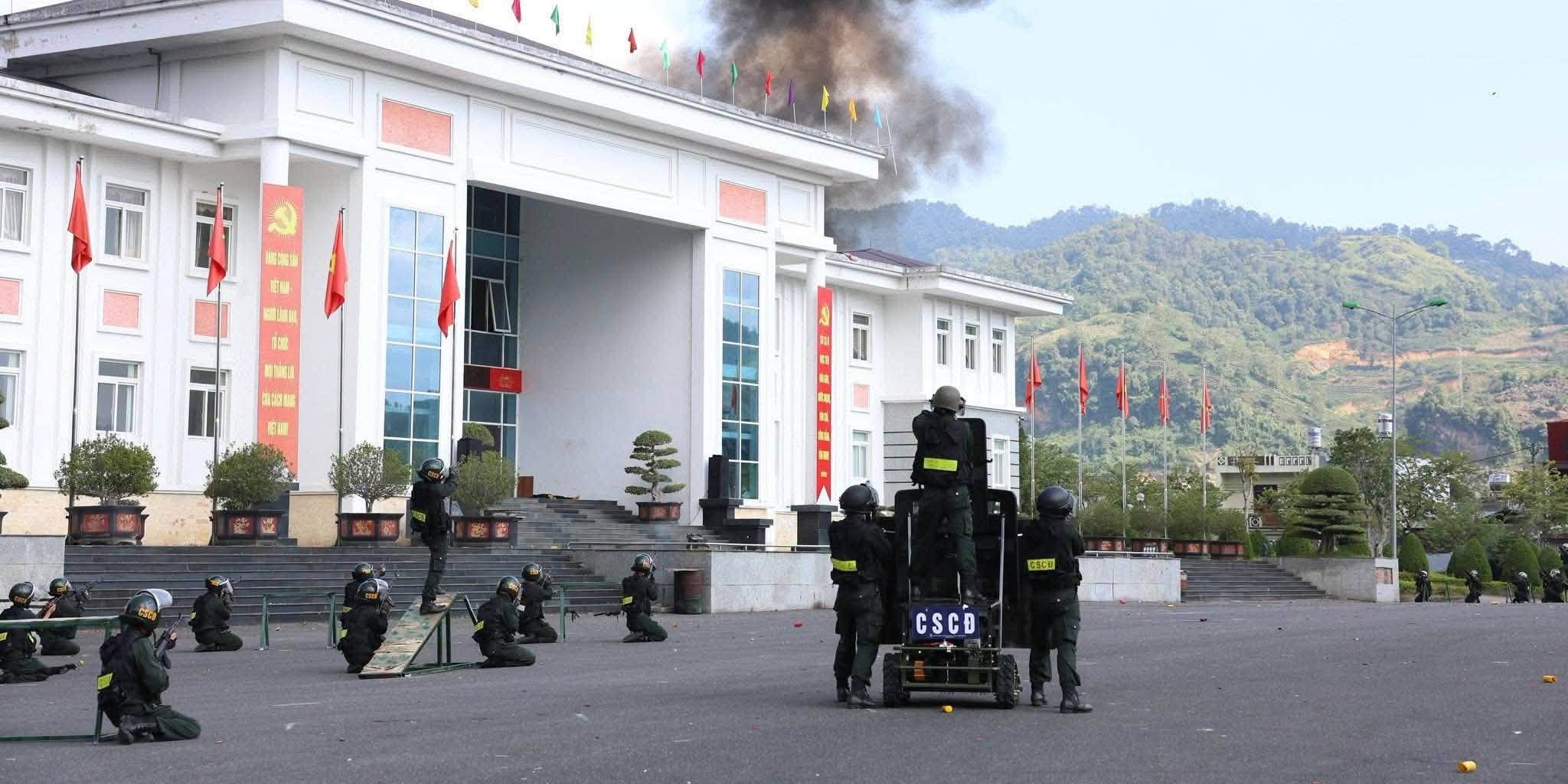 越南机动警察部队使用搭载防弹盾牌的无人地面车辆(UGV)进行训练每天认识一件兵器