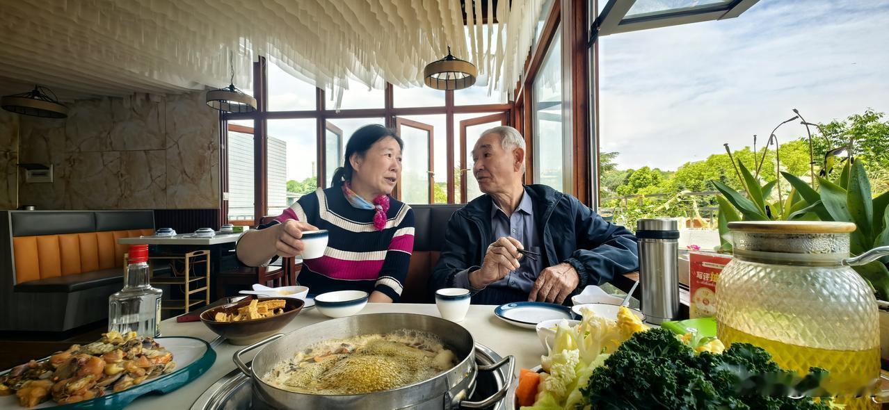 鹧鸪天·昆明自由行第一天日午寻幽到翠湖，晴光潋滟漾清渠。菌香漫煮滇南味，