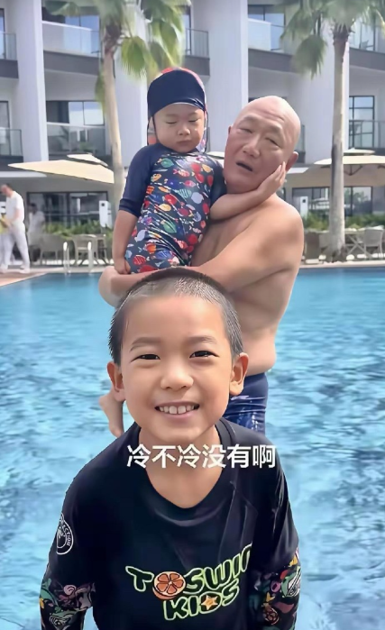 这是大明星谢东吧？本该当爷爷的年纪，却当了爸爸。有句话说的好，男人至死是少年，只