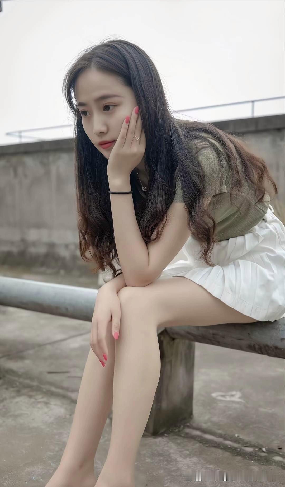 静谧的午后，一个沉思的少女坐在公园的长椅上。微风轻拂，她的发梢随风飘动，似丝丝细