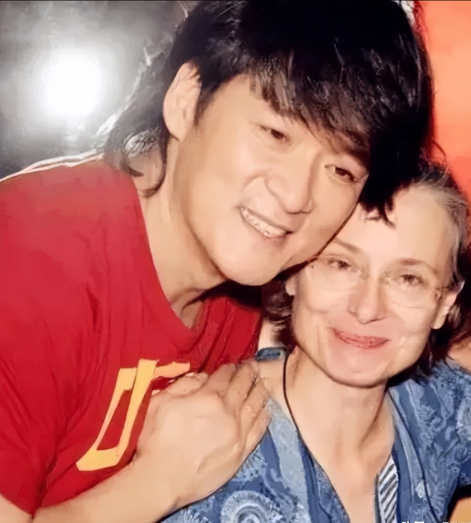 一天，一个女粉丝给周华健的妻子康粹兰打电话:“我很爱周华健，我们已经在一起了，你