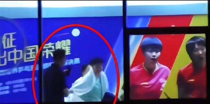 谁懂啊！莎莎下训偶遇德华，这一握满是旧情刷到莎莎下训偶遇前队医德华的画面，