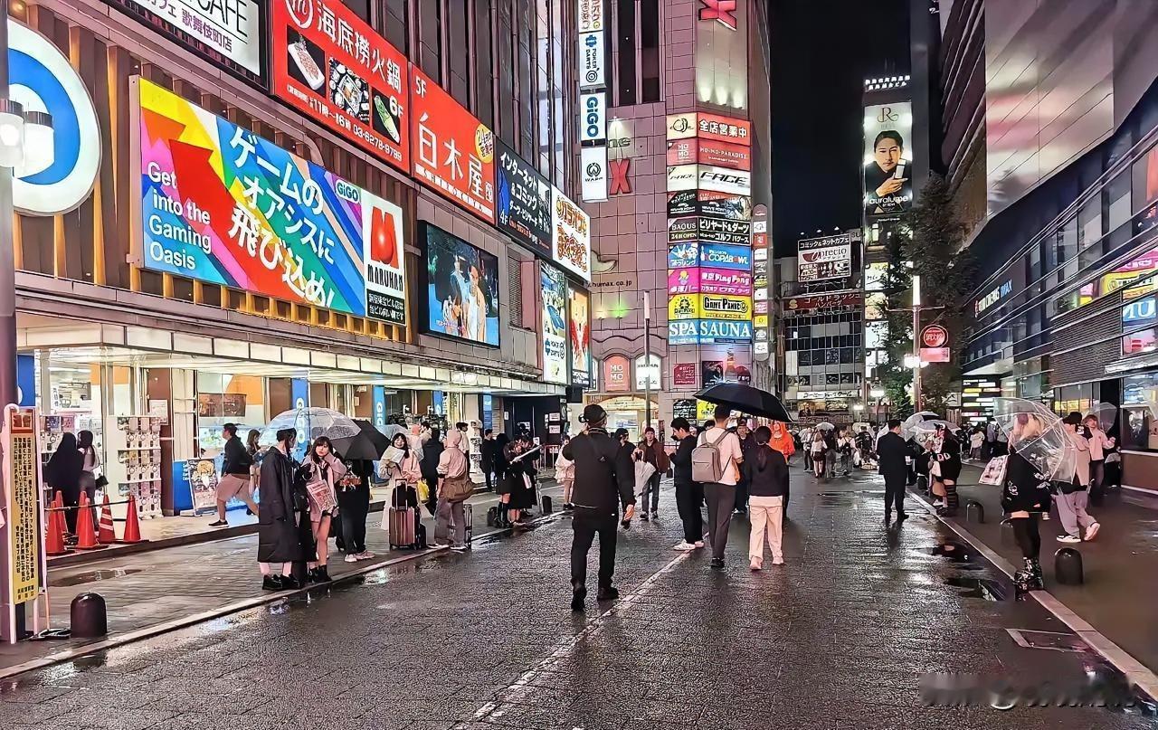 菲律宾人的一句话戳破真相：“看到欧美人腿都发抖，你们中国人根本不懂这种服从”，这