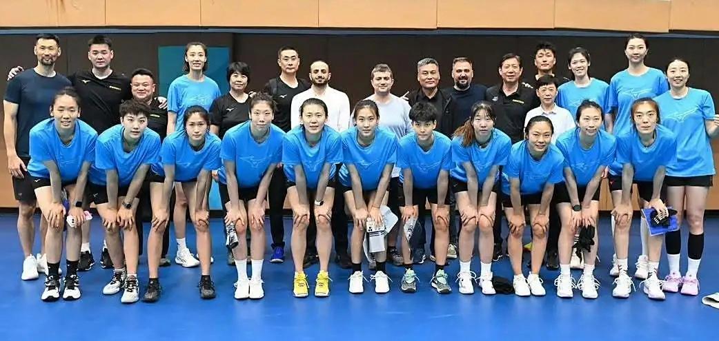天津女排公布15人大名单[玫瑰]1，李盈莹（现役国手+出生于2000年）2