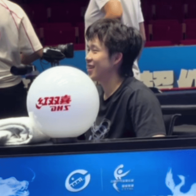 坐裁判椅好萌😆
