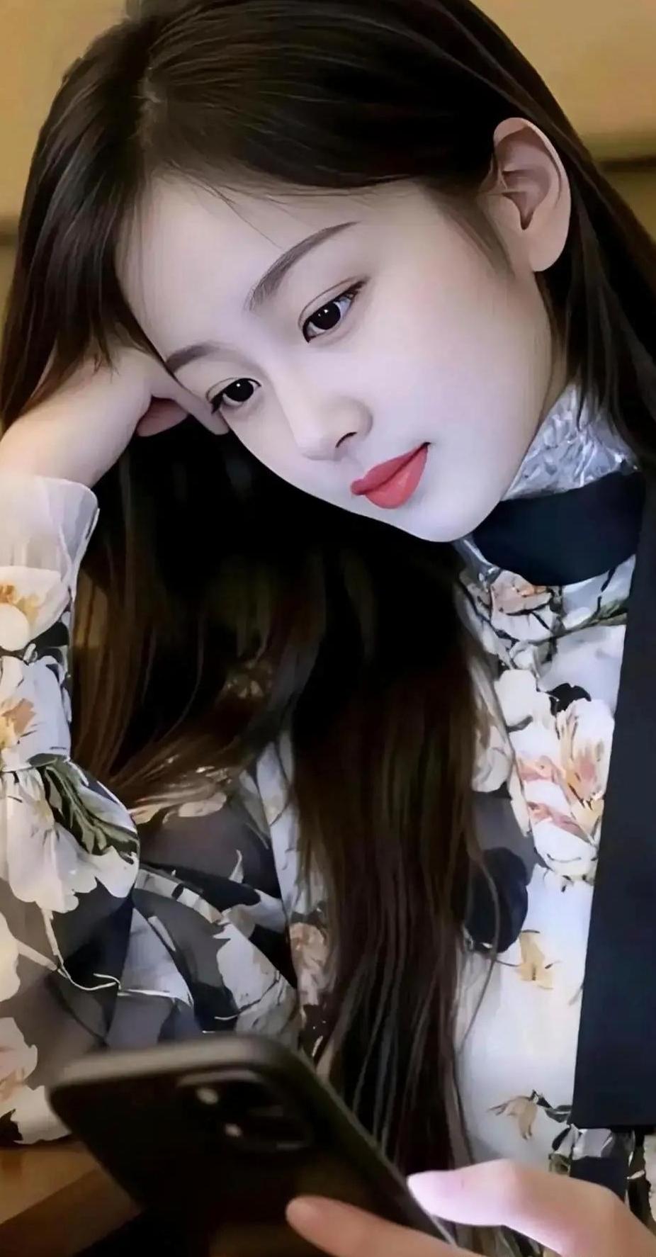 红袖添香夜，轻敲玉指间。