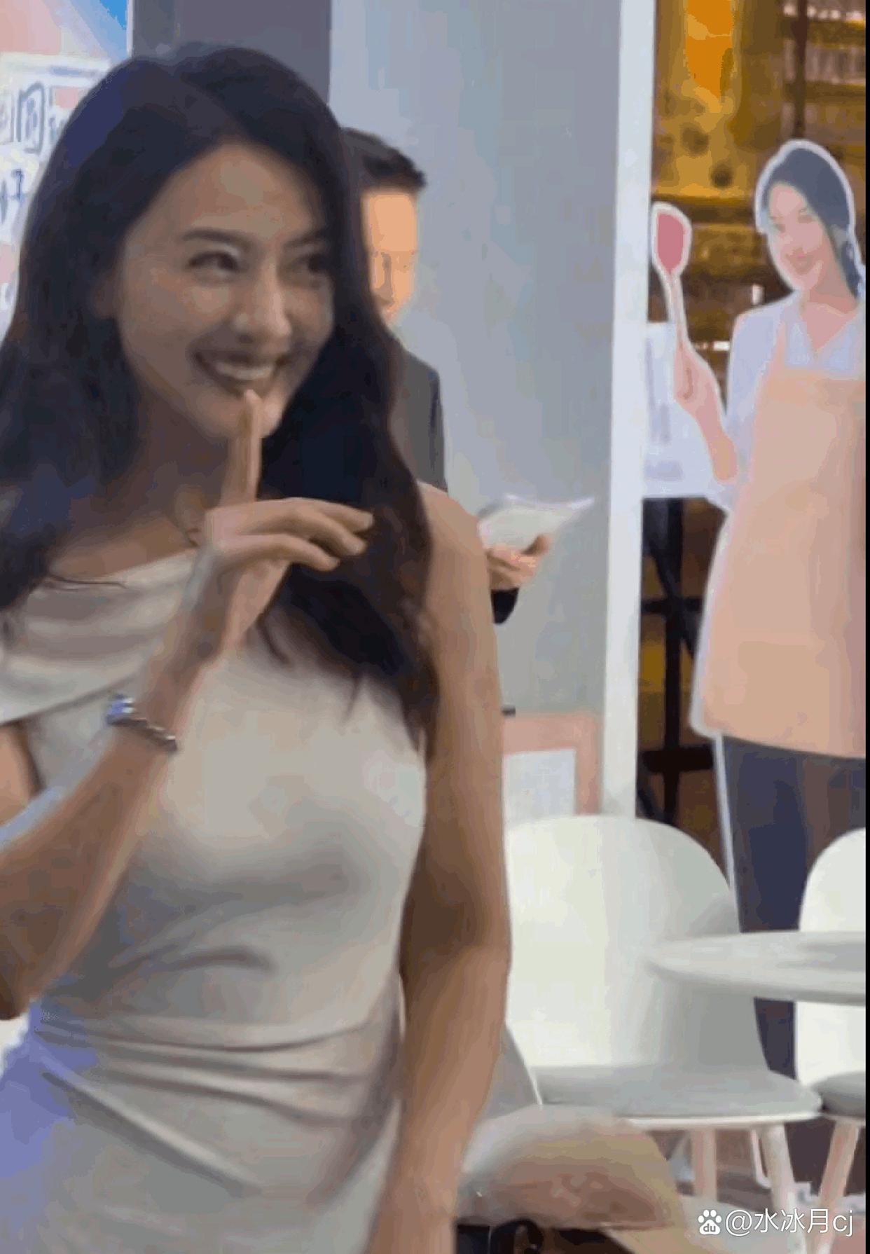 高圆圆把“巧笑倩兮，美目盼兮”具象化了