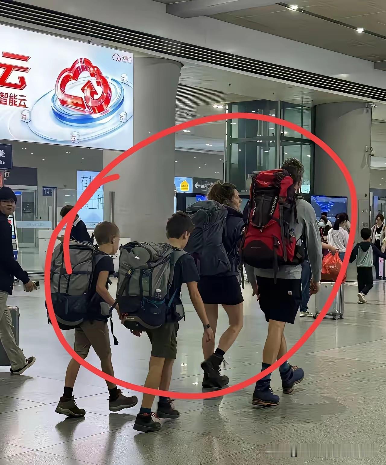 发现一个挺有意思的旅行现象：来中国玩的外国游客，好像人人都背着一座“小山”——那