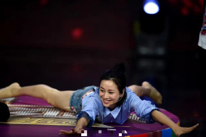 离婚复出的女星有多拼，为了赚钱真是豁出去了，曾经的一线喜剧女星，不输如今的马丽！