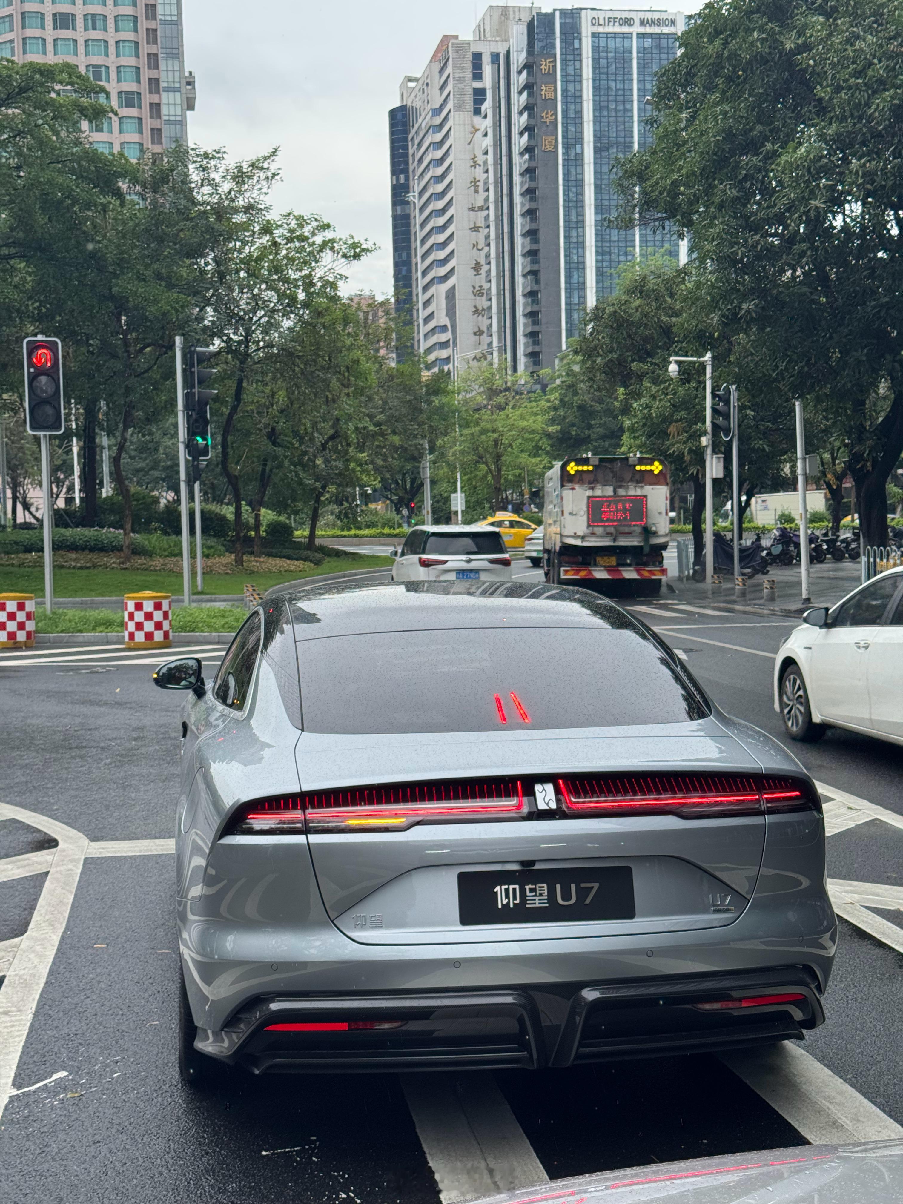 路遇仰望U7，应该是试驾车，这造型好看吗？[滑稽笑][滑稽笑]仰望u7仰望​​​
