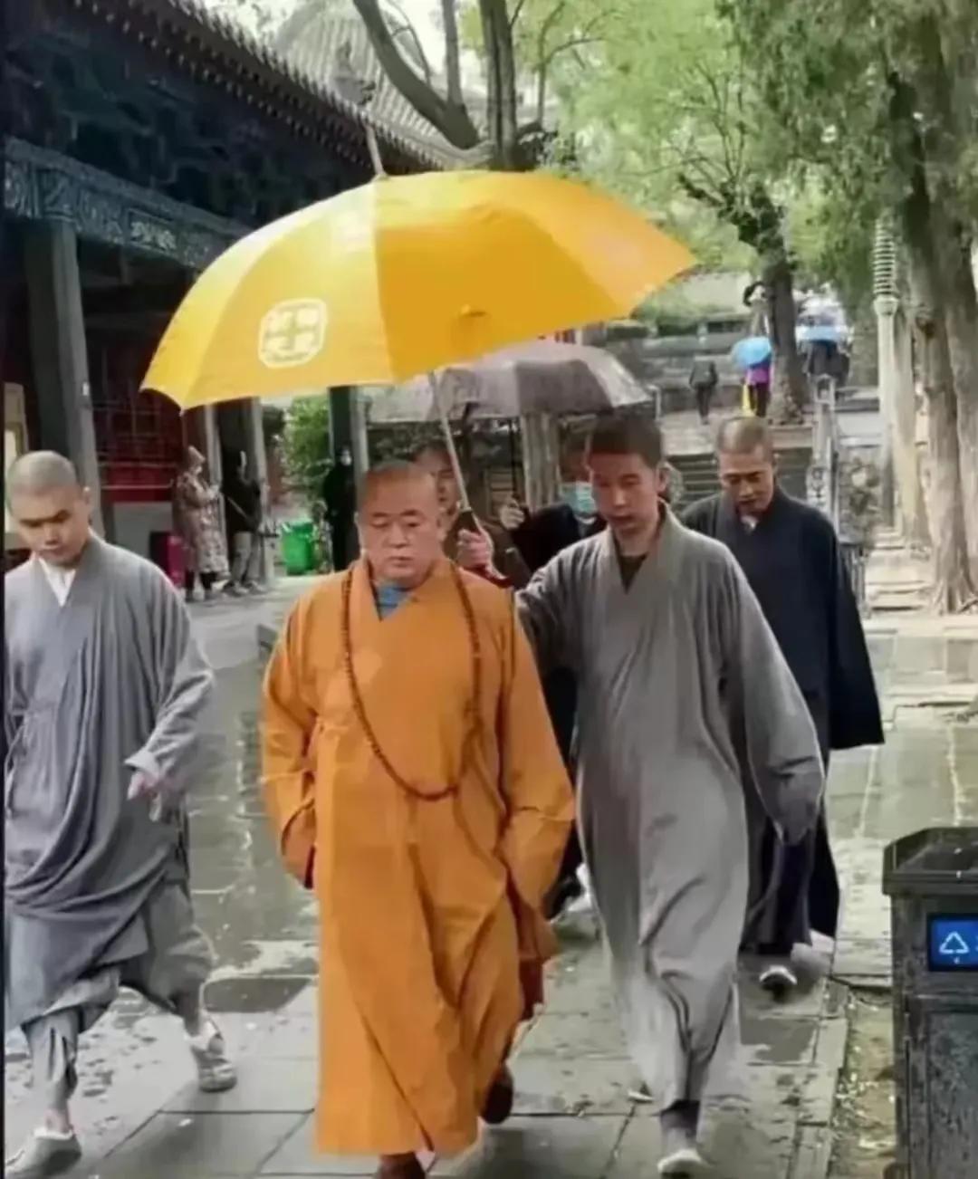这个是得当了多少的官呀？出入都要有随从，还帮忙打伞的……