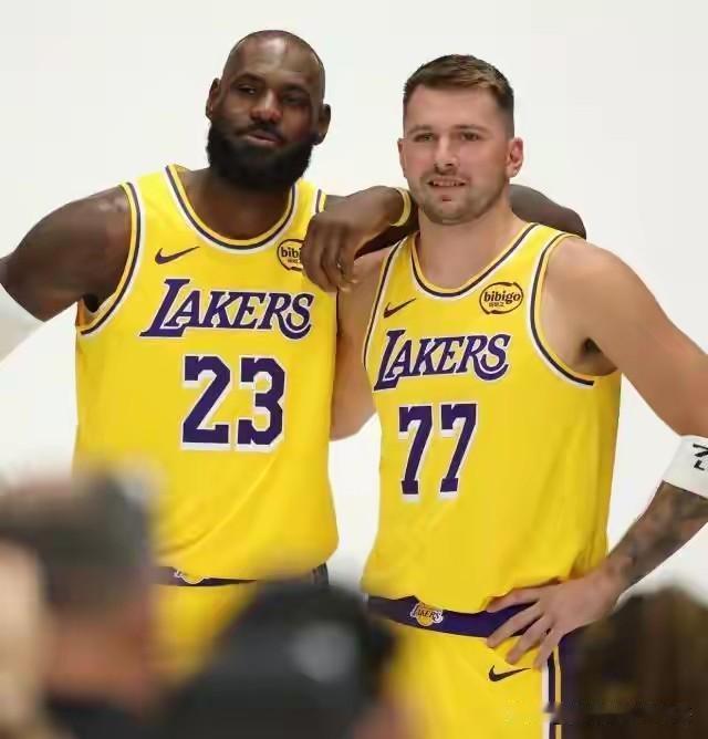 老詹商业价值依然是现阶段NBA联盟最高的，而且是毋庸置疑存在。詹姆斯宣布加盟费