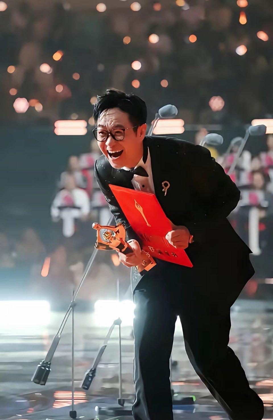 当年张朝阳，给大鹏2000万，去拍煎饼侠，结果票房卖了11.6亿。​虽然电影赢得了票房，但却输了口碑