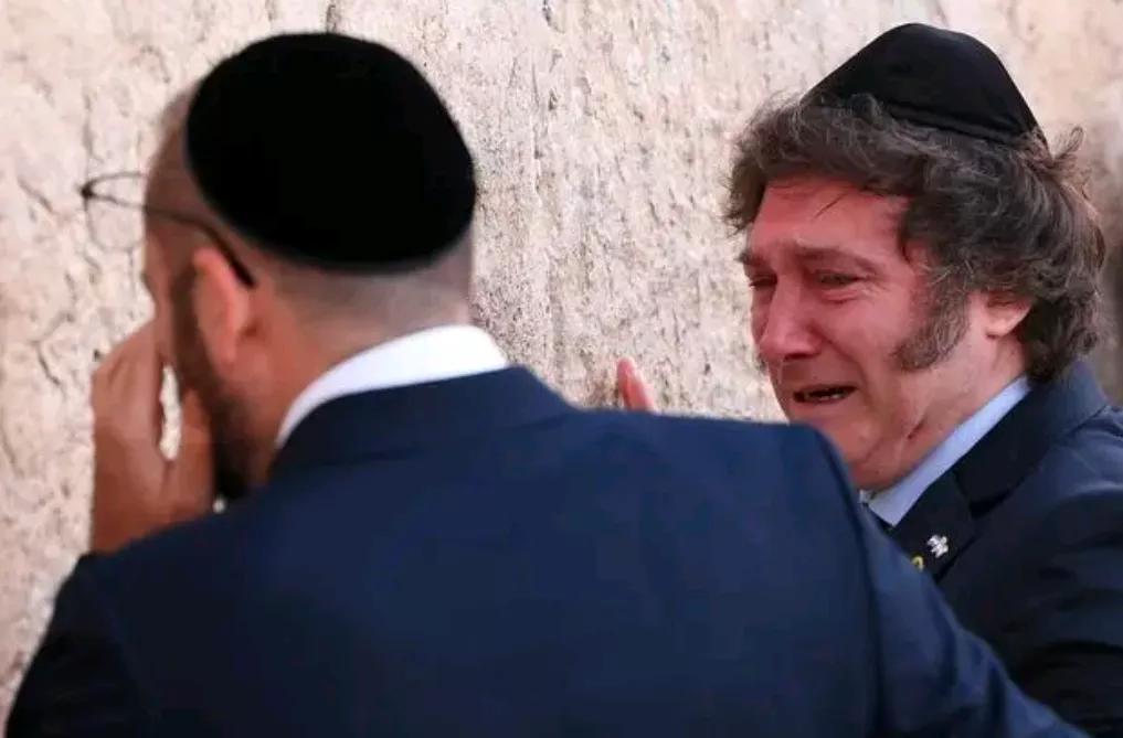 米莱太爱以色列了。在他第二次访问以色列时，再一次在耶路撒冷哭墙下痛哭流涕。