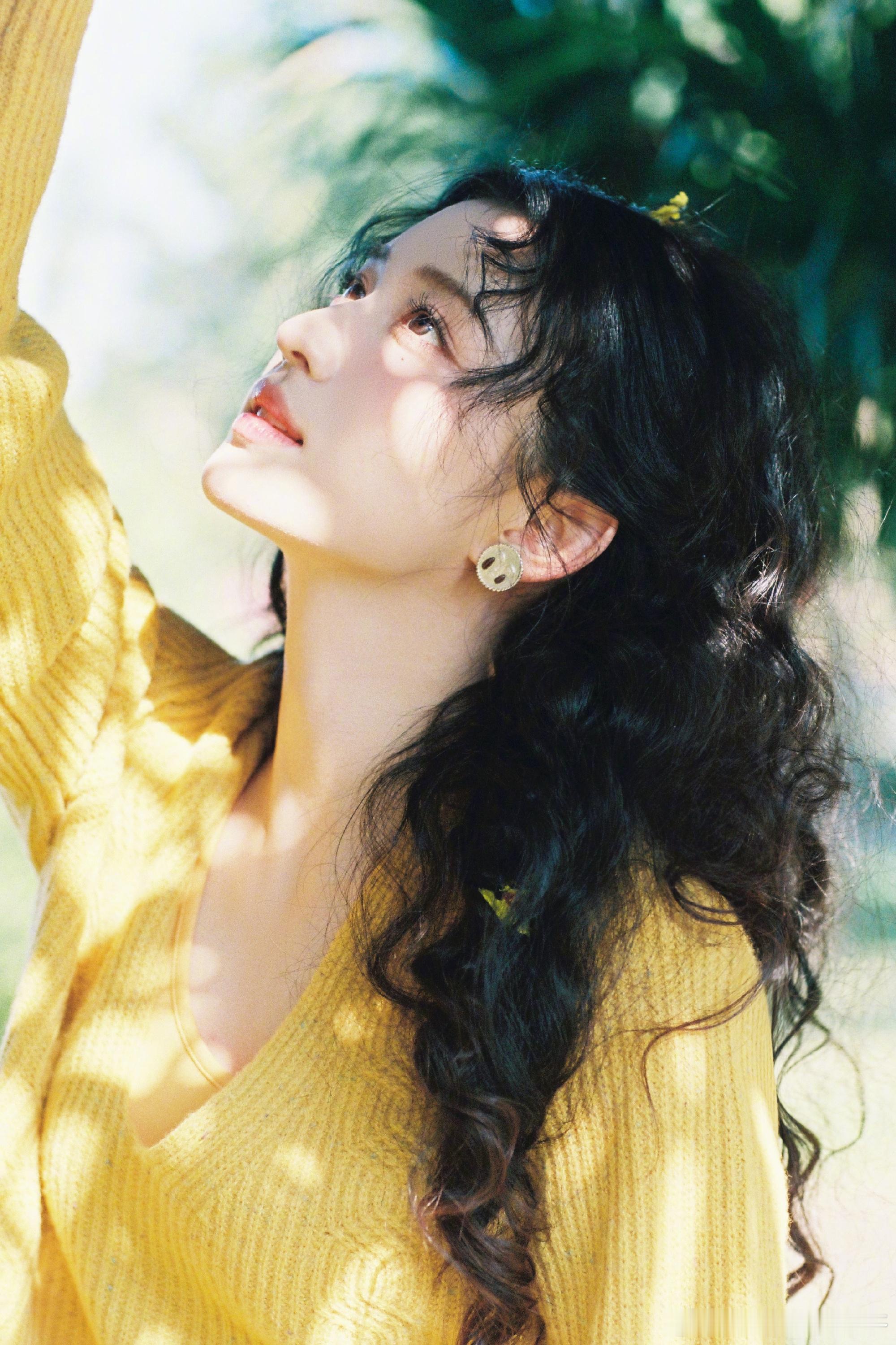 王楚然好明媚一张脸谁懂王楚然的明媚感！生日写真明黄毛衣+卷发，把阳光穿在身上，