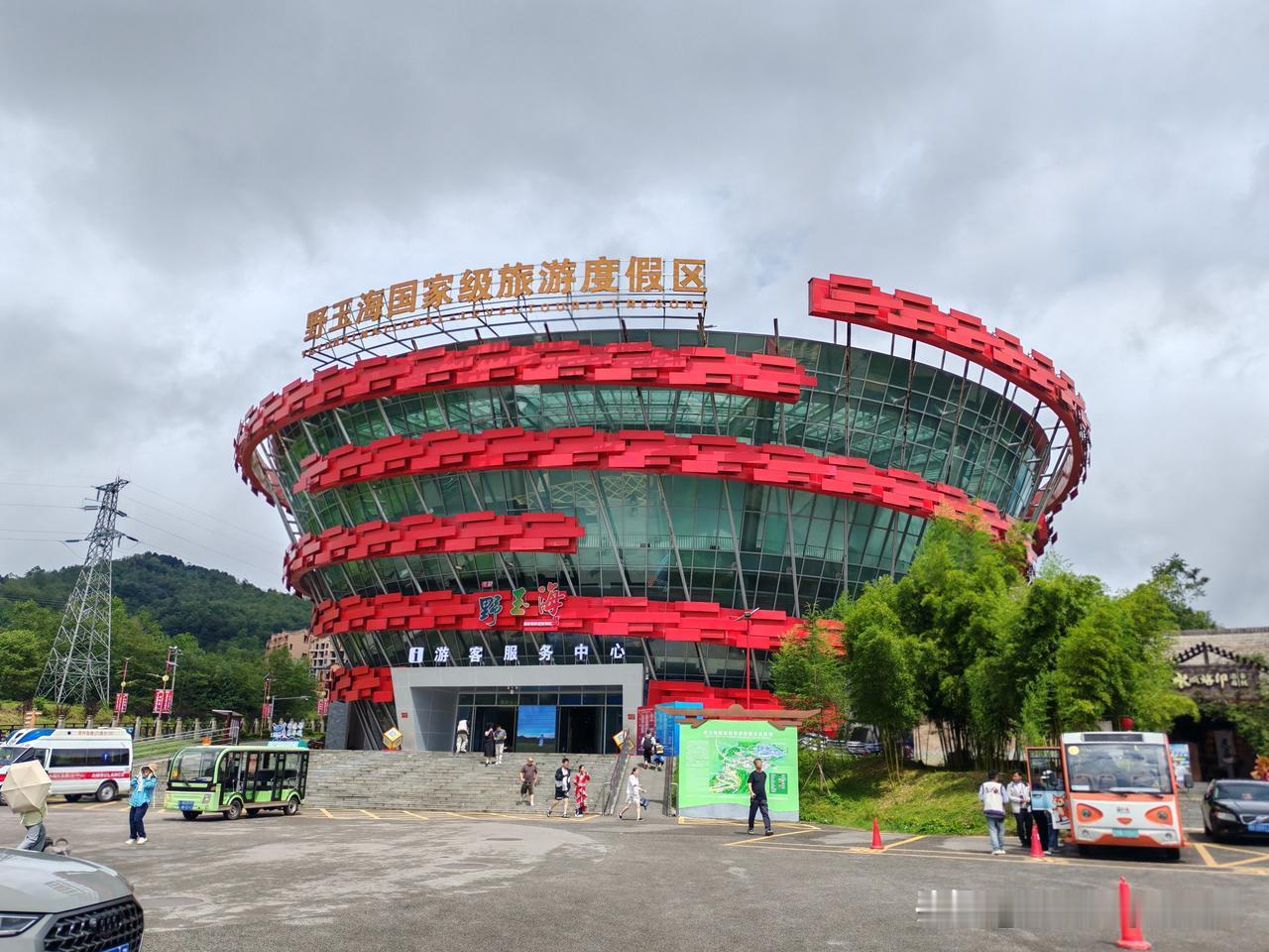 打卡海坪彝族风情小镇今天是避暑贵州的第41天，开着房车到了海坪彝族风情小