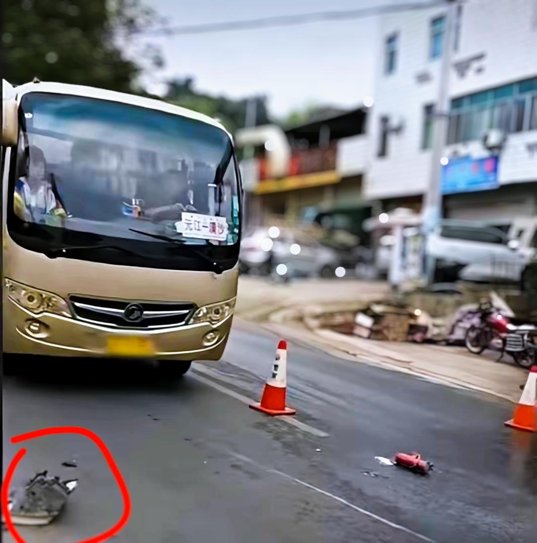 4月26日，云南玉溪发生了一起让人揪心的事故：一辆急救车和一辆货车撞上了，急救车