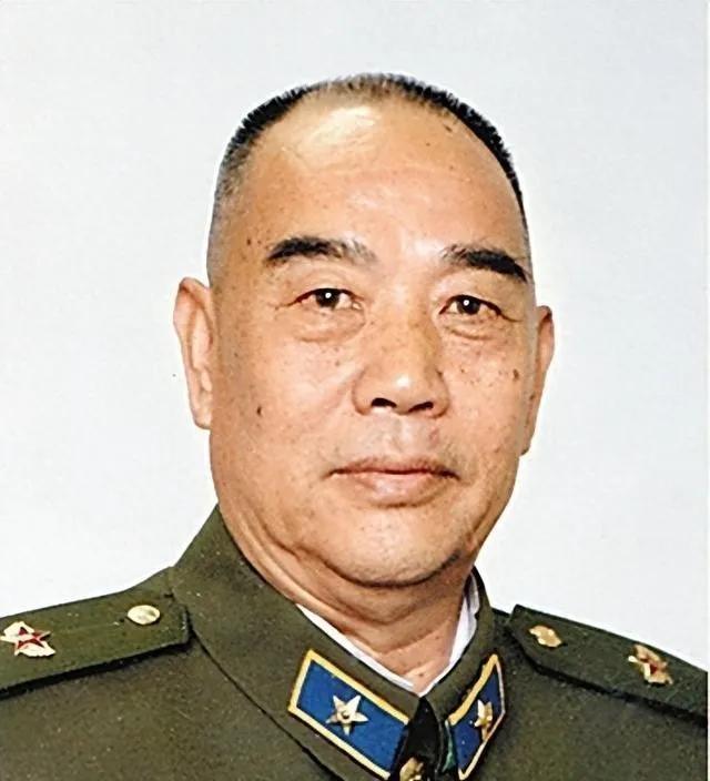 1958年，彭老总到兰州军区视察，吃饭时，他发现了一个干部很眼熟，便放下筷子看了